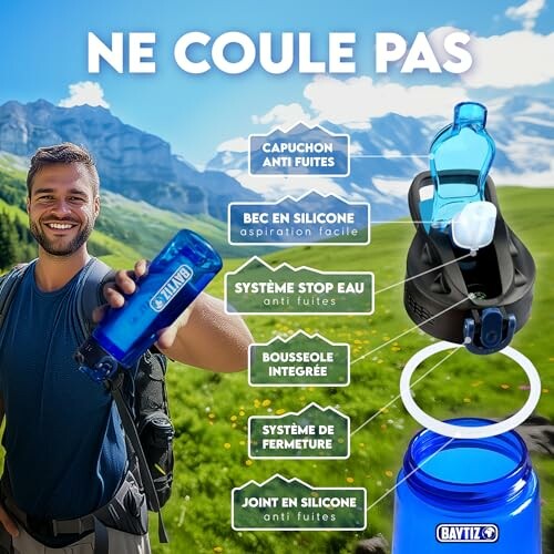 Homme tenant une bouteille d'eau avec caractéristiques anti-fuite