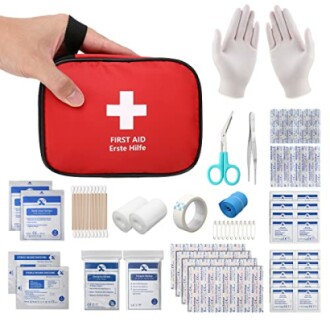 Contenu d'une trousse de premiers secours, y compris gants, bandages et ciseaux.