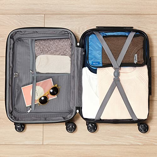 Valise ouverte avec vêtements et accessoires organisés