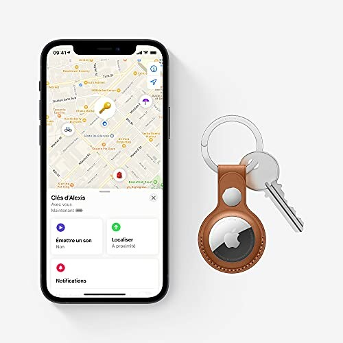 iPhone affichant une application de carte à côté d'un porte-clés avec AirTag.