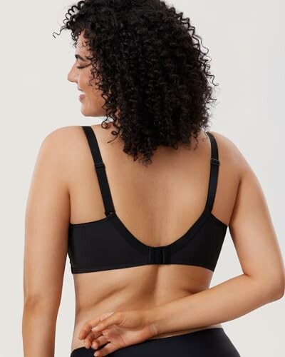 Femme portant un soutien-gorge noir vue de dos.